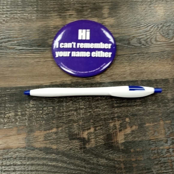 Hi I Can't Remember Your Name Either Funny Pinback Button Pin Humor Humorous - Picture 3 of 4